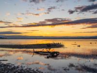Kurz vor Sonnenaufgang am Chiemsee mit leuchtendem Wolkenstreifen
